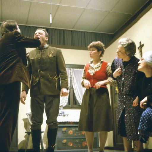 Vier Weiber am Hof – Bild 1