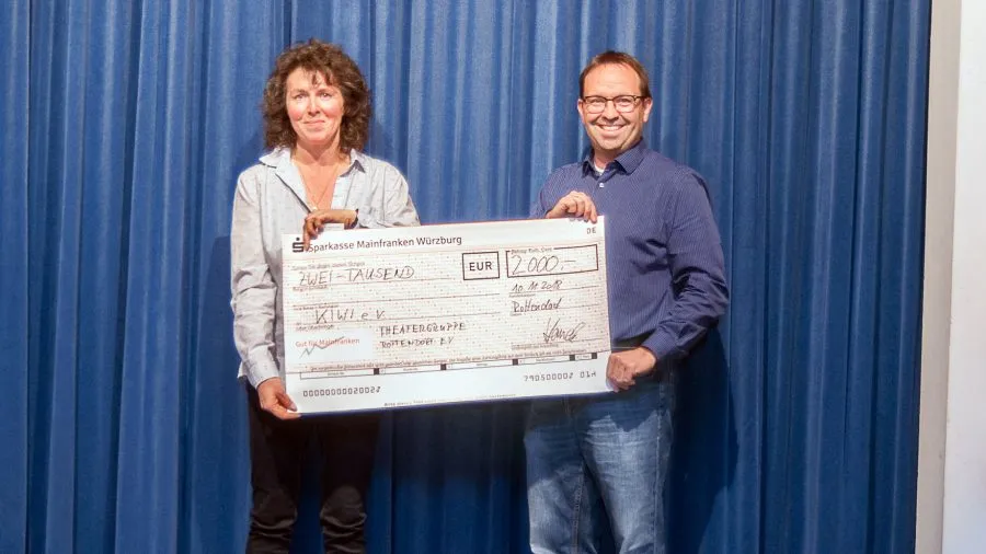 Spendenübergabe an KiWi e.V., von links: Ina Schmolke, 1. Vorsitzende KiWi e.V., Mario Hauck, 1. Vorsitzender Theatergruppe