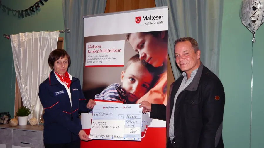 Spendenübergabe an Kinder-Palliativteam Unterfranken, von links: Elke Schellenberger, Leiterin Palliativteam, Alexander Vorndran, 2. Vorsitzender Theatergruppe